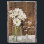 Mason Jar und White Daisies Country Barn Wedding Decke<br><div class="desc">Personalisieren Sie den bezaubernden Mason Jar und White Daisies Country Barn Wedding Throw mit den Namen der Braut und Bräutigam und Heiratszeremonie Datum, um ein dauerhaftes Sake Geschenk für die Neuvermählten zu schaffen. Diese rustikale, schicke Ranch Thema Brautdecke zeigt ein malerisches Blumenfoto eines Bouquets von weißen Molkereien in einem Glas...</div>