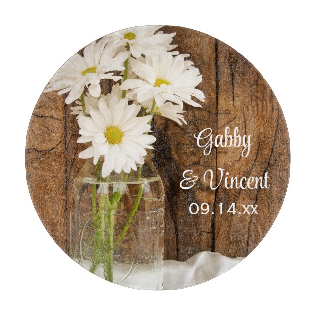 Mason Jar und White Daisies Country Barn Wedding Schneidebrett (Vorderseite)