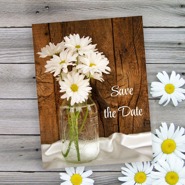 Mason Jar White Daisies Barn Wedding Save the Date Ankündigungspostkarte (Von Creator hochgeladen)