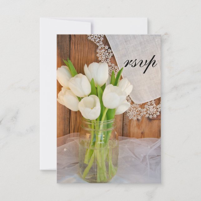 Mason Jar White Tulips Country Barn Wedding RSVP Karte (Vorderseite)