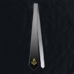 Masonische Krawatte | Personalisierte Freimaurerge<br><div class="desc">Suchen Sie nach masonischen Krawatte oder anderen einzigartigen personalisierten Freimaurergeschenken? Diese spezielle Masonic Krawatte verfügt über ein goldenes Quadrat und ein Kompasssymbol in Imitat, das auf einer schwarzen und silbernen Falte steht. Fügen Sie sogar Ihren eigenen personalisierten Text (wie z.B. einen Namen) auf der Vorder- oder Rückseite dieses eleganten und...</div>