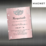 Masquerade pink silber Sweet 16 Einladungs-Magnet Magnetkarte<br><div class="desc">Für eine elegante Masquerade,  Sweet 16,  16. Geburtstag. Ein gürmisch-rosa Hintergrund. Dekoriert mit Imitaten silbernen Glitzer,  Glitzern und eine Maskerade Maske. Personalisieren und fügen Sie Namen,  Alter und Party Details hinzu. Der Name wird mit einem handgeschriebenen Stilskript geschrieben</div>