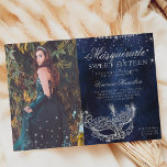 Masquerade silber Glitzer Sweet 16 Foto Einladung<br><div class="desc">Laden Sie Ihre Freunde und Familie zu Ihrem 16. Geburtstag Maskerade-Thema mit diesem modernen,  schicken und glamourösen 16 . Geburtstag mit einer handgezeichneten silbernen Glitzer Maskerade Maske mit silbernen Glitzer Diamant-Glitzern auf einem dunkelmarineblauen Aquarell. Fügen Sie Ihr Foto hinzu.</div>