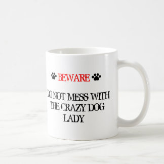 Mass dich nicht mit der verrückten Hundedame Kaffeetasse