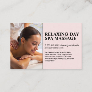 Masseuse, die die Wellness-Center mit einer Massag Visitenkarte