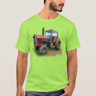 Massey Ferguson roter Traktor auf dem Gebiet T-Shirt