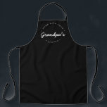 Maßgeschneidert aus Liebe Großvater Küche Schürze<br><div class="desc">Feiern Sie die kulinarischen Talente von Opa mit unserer maßgeschneiderten Schürze "Made with Liebe" Großvaters Küche. Diese Schürze ist nicht nur ein Küchenzubehör, sondern ein Zeichen der Wertschätzung für die Kochkünste des Großvaters und die Liebe, die er in jedes Gericht gießt. Mit der modernen Typografie mit den Worten "Made with...</div>