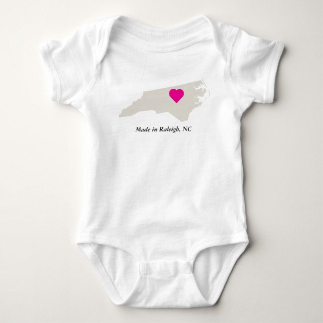 Maßgeschneidert in North Carolina Staat Liebe Baby Baby Strampler (Vorderseite)