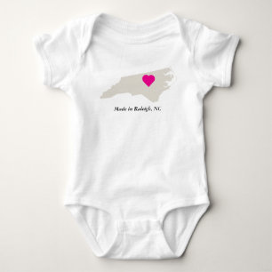 Maßgeschneidert in North Carolina Staat Liebe Baby Strampler