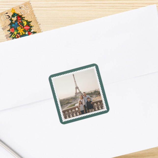 Maßgeschneiderte Foto-Aufkleber Portieren der Brie Quadratischer Aufkleber (Your photo with a postage stamp border for personalized envelope seals or gift wrap)