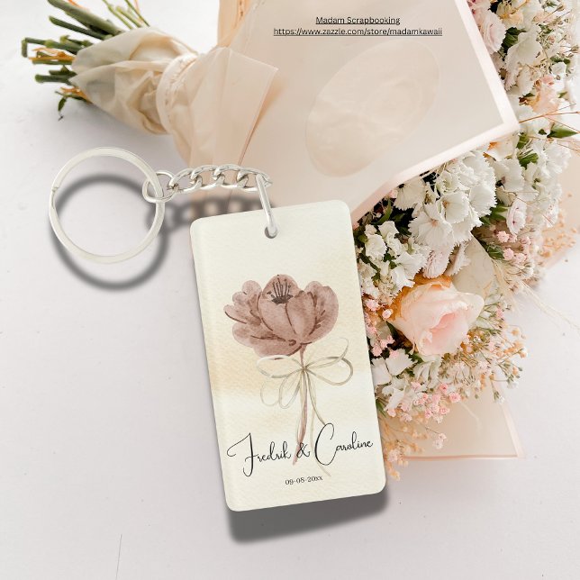 Maßgeschneiderte Hochzeitsfeier mit niedlichem Bei Schlüsselanhänger (Beautiful watercolor flowers in beige background for wedding gifts with your and her name. Script.)