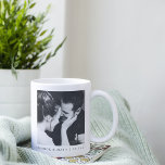 Maßgeschneiderte Minimalistische Schwarz-weiße Paa Kaffeetasse<br><div class="desc">Maßgeschneiderte Minimalistische Schwarz-weiße Couple Foto Hochzeitscoffee Tasse</div>