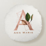 Maßgeschneiderte Mit Monogramm Rose Gold Floral In Rundes Kissen<br><div class="desc">Der Buchstabe A - ein wunderschönes Monogramm,  das in Rose-Gold mit einem exquisiten,  blumengeschmückten und geometrischen Muster in Aquarellfarben beginnt. Ideale Geschenk- und Sake-Idee für Ihre Lieblingsjungfrau. Passen Sie den Namen Ihrer Wahl einfach an.</div>