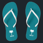 Maßgeschneiderte Mono-Palm-Hochzeitskippen Flip Flops<br><div class="desc">Personalisierte Palmenstrandhochzeiten Flip Flops für Braut und Bräutigam oder Gäste. Elegantes Gastgeschenk Set mit eigenem Nachnamen oder Monogramm und Segelschiff / Bootanker Ikone. Individueller Hintergrund und Band Farbe für ihn und sie / Männer und Frauen. Romantisch türkisblau und weiß seine und ihre Keilsandalen mit stilvollen Skriptkalligraphie Typografie. Vergnügen für Hochzeit,...</div>