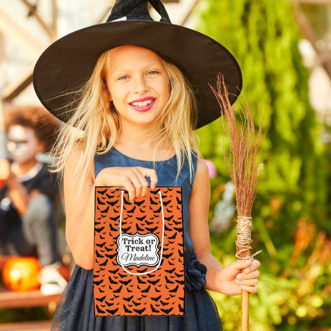 Maßgeschneiderte Orangen- und Schwarze Halloween-F Mittlere Geschenktüte (Trick or treat bags with cute black bats on orange background are personalized with someone's name!)