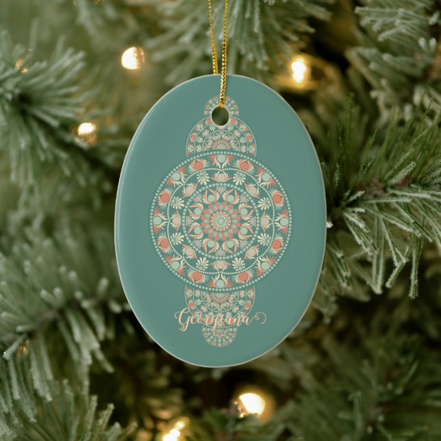 Maßgeschneiderte Sage & Sand Retro Ornamental Mand Keramik Ornament (Baum)