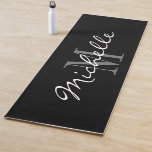 Maßgeschneiderte, schwarze Yogamat für das Trainin Yogamatte<br><div class="desc">Benutzerdefinierte Monogramm schwarze Yoga Matte für das Training. Elegantes Design für Yogakurse,  Klassenlehrer,  Trainer oder Gymnastiklehrer. Vergnügen Sie sich mit der Fitness,  die Sie für sich haben. Fügen Sie Ihren eigenen glamourösen Namen und mit Monogramm Initial. Sportmaterial für Yoga-Posen. Stilvolle Schrift-Typografie-Vorlage. Neuheit Geburtstag Geschenkideen für Männer und Frauen.</div>
