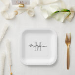 Maßgeschneiderte Teller für Hochzeitspapiere<br><div class="desc">Maßgeschneiderte Teller für Hochzeitskartons. Elegante Schrift Typografie Vorlage für personalisierten Namen. Stilvolle Party für Ehe,  Verlobung,  Jubiläum,  Geburtstag und vieles mehr. Ideal für hausgemachte Speisen,  Kuchen,  Desserts,  Süßigkeiten,  Leckereien und vieles mehr. Erhältlich in kleinen und großen Größen. Klassisches Schwarz-Weiß-Design.</div>