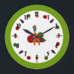 Maßgeschneiderte Wandleuchte mit bunten Gemüse Große Wanduhr<br><div class="desc">Ideal für eine Küche,  Aquarellkarotten,  Tomaten,  Auberginen und Brokkoli rund um das Zifferblatt dieser fröhlichen,  dekorativen Wanduhr. Dieselben Gemüsesorten sind auf weißem Hintergrund in der Mitte des Tellers gruppiert. Die Kantenfarbe lässt sich einfach anpassen,  indem man die Hintergrundfarbe ändert. Aus meinem digital erstellten Originalbild.</div>