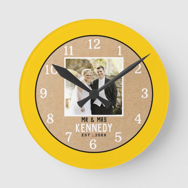 Maßgeschneiderter 1. Hochzeitgelber Rahmen Runde Wanduhr (Vorderseite)