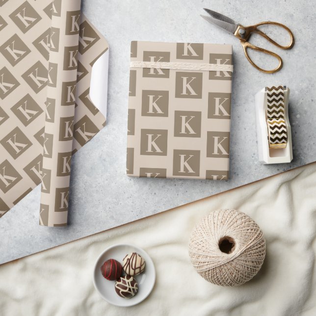 Maßgeschneiderter moderner Mit Monogramm neutraler Geschenkpapier (Kunsthandwerk)