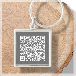 Maßgeschneiderter QR-Code grau Schlüsselanhänger<br><div class="desc">Scannable QR Code Schlüsselanhänger Design. Im hellgrauen und weißen Ton. Für geschäftliche,  geschäftliche oder private Zwecke. Fügen Sie Ihre Website-Adresse,  Social Media Handle oder venmo,  PayPal oder Cashapp-Link. Bereit zum Anpassen,  indem Sie Ihre URL mit der Personalize-Schaltfläche verlinken.</div>