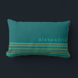 Maßgeschneidertes Aquamarines Türkis- und Orangens Lendenkissen<br><div class="desc">Das personalisierte Kissen zeichnet sich durch ein schlichtes, horizontal gestreiftes Muster mit personalisiertem Namen in moderner Typografie aus. Das Oberteil ist mit einem aquamarinen Hintergrund mit individuelle Name versehen, der in stilvoller Kleinschreibung dargestellt ist. Das untere Teil ist mit einem einfachen, horizontalen Streifen in einer trendigen Split-Farbpalette mit türkisfarbener, aquamariner...</div>