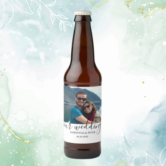Maßgeschneidertes Foto Moderne Entspannte Hochzeit Bierflaschenetikett (Create lasting memories with a custom photo modern relaxed wedding beer bottle label.)