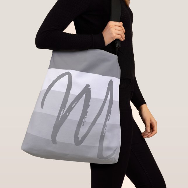 Maßgeschneidertes Monogramm M Streifenmuster Grau  Tragetaschen Mit Langen Trägern (Von Nahem)