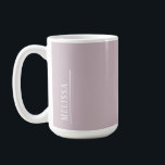 Maßgeschneidertes Monogramm, modern maul Kaffeetasse<br><div class="desc">Einfachheit ist oft die beste Kunst: Einfache Typografie und eine moderne mauve Lavendelfarbe verleihen diesem Design eine elegante Leichtigkeit. Niedlich, trendig und persönlich, es ist ein Geschenk, das sie lieben wird. Sehen Sie sich die komplette Kollektion an und erstellen Sie Ihr eigenes Set von Schreibwaren & Geschenken für jemanden, der...</div>