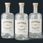 Maßgeschneidertes Schwarz Vintag Alkoholflaschenetikett<br><div class="desc">Inspiriert mit klassischem Whiskey-Label,  Schwarzes Gold und Beige Spaß Vintag,  bis zur Vollendung Erwachsenen Geburtstagsgeschenk Idee für Männer,  ideal für jedes Alter Geburtstag feiern,  oder andere Anlässe. Stellen Sie es mit Ihrem eigenen Text und Ihrer eigenen Farbe ein.</div>