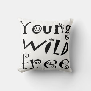 Maßgeschneidertes Typografie-Zitat "Young Wild Fre Kissen