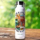 Maßgeschneidertes Zitat Moderne Farben, Inspiratio Trinkflasche<br><div class="desc">Bleibe mit dieser personalisierten Shakespeare-inspirierten Wasserflasche stilvoll hydriert! Mit dem witzigen Zitat "Lebe ein bisschen, tröste ein wenig" von König Lear verbindet dieses Design literarischen Charme mit moderner Praxisnähe. Die Vorderseite zeigt eine lebendige Abbildung, die Balance und Genuss symbolisiert: Sonnenaufgang, Wanderschuh und eine gemütliche Kaffeeszene - perfekt für Abenteurer und...</div>