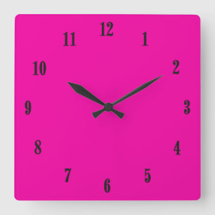 Massives Hot Pink mit schwarzen Schriften Quadratische Wanduhr