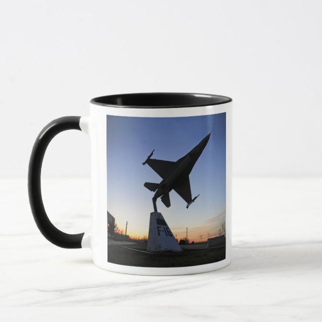 Maßstabsmodell eines F-16 C-Kampffalken Tasse (Links)