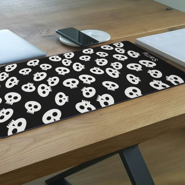 Mat Motif de bureau noir et blanc (A cute black and white skull pattern desk mat. Just add your name)