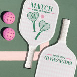 Match Made in Heaven Country Club Bridesmaid Gesch Pickleball Schläger<br><div class="desc">Feiern Sie die Liebe in ihrer reinsten Form mit unserem Match Made in Heaven Personalisiert Pickleball Paddle Set - das perfekte Geschenk für eine Brautjungfrau, das jedem Bachelorette oder Brautparty eine Touch von Laune und Freude verleiht, insbesondere jenen, die in der raffinierten Atmosphäre der Country Clubs empfangen werden. Dieses bezaubernde...</div>