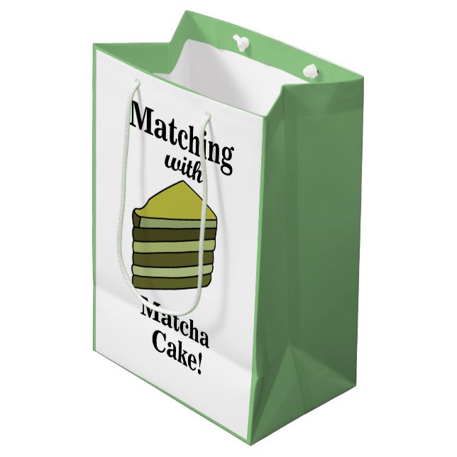 Matcha Green Cake Funny Birthday Mittlere Geschenktüte (Vorderseite Schrägansicht)