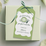 Matcha Green Tea Cup & Whisk Bachelorette Geschenkanhänger<br><div class="desc">Fügen Sie Ihrer Feier eine charmante, personalisierte Touch mit diesem passagierten Geschenktag hinzu, der für Brautpartys oder Junggeselinnen-Abschied konzipiert ist. Mit handgezeichneten Matcha-Teetasse und Bambusflüstern, einem sanften, gewellten Rahmen und eleganten handgeschriebenen Schriftart sorgt das Hotel für eine beruhigende grüne Atmosphäre und einen modernen Bio Look. Personalisieren Sie Ihre persönliche Nachricht...</div>