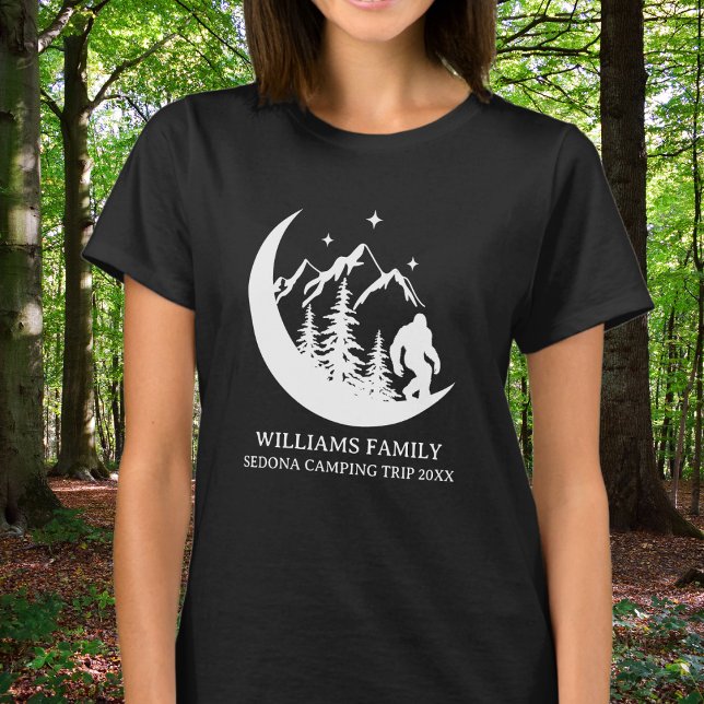 Matching Family Vacation BigFoot Sasquatch Camping T-Shirt (Von Creator hochgeladen)