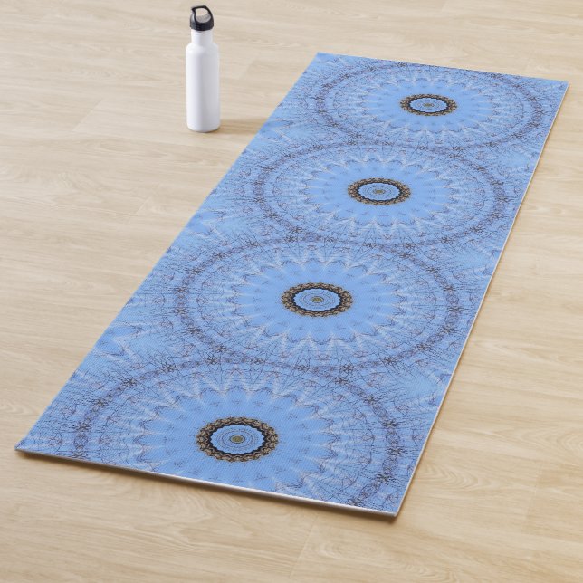 Matelas de yoga magique de mandala bleu (En situation)