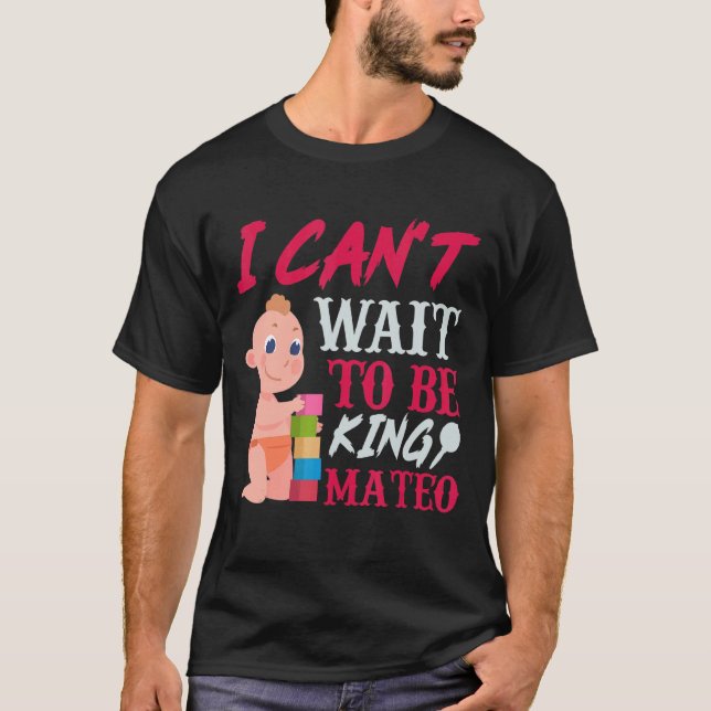 Mateo Pregnancy Ankündigung Baby 9 Monat Celebrat T-Shirt (Vorderseite)