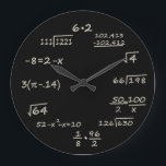 Math Geek Große Wanduhr<br><div class="desc">Die perfekte Uhr für den Mathe-Geek oder Lehrer in Ihrem Leben.</div>
