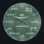 Mathematische Gleichungen Personalizable Uhr<br><div class="desc">Eine personalizable dekorative Wanduhr der einzigartigen mathematischen Gleichungstafel. Ein großer Zusatz zu irgendeinem Zuhause,  zu Schule oder zu Büro. Macht auch eine große Geschenkidee für jeden möglichen Lehrer oder Professor.</div>