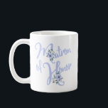 Matron der Ehre Blumenbrief Dusty Blue Custom Kaffeetasse<br><div class="desc">Personalisierte Matron of Ehre Tasse mit Blumenbrief Design. Die Handschrift hat ein dustes blaues Motiv und ist mit Blume in Aquarelltönen geschmückt. Das Design ist für Sie bereit, um mit dem Namen der Braut und Bräutigam sowie dem Hochzeitstag anzupassen. Ein schöner Sake und perfekt für Liebhaber, sowie Ihr Brautparty, Bachelorette...</div>