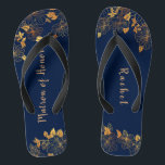 Matron Honor Gold Foliage Muster Navy Blue Flip Flops<br><div class="desc">Diese wunderschöne goldgelbe Blattmuster marineblaue Matrone mit Ehrenflippenstöcken hat einen dunkelblauen Hintergrund, der mit einem aufwändigen goldenen Blumenmuster und einer individuell anpassbaren modernen Typografie geschmückt ist. Die Kombination der reichen Marine mit dem schimmernden Gold schaffen eine elegante und luxuriöse Ästhetik. Es ist ein schönes Geschenk für Ihr Brautparty. Anzeigen der...</div>