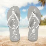 Matron of Honey Gastgeschenk Hochzeit Name Monogra Flip Flops<br><div class="desc">Überraschen Sie Ihre Ehrenmatrone mit diesen lustigen Flip Flops - personalisieren Sie mit ihrem Namen oder Monogramm und dem Hochzeitsdatum. Die Hintergrundfarbe kann an die Hochzeitsfarben angepasst werden. Das ist ein perfekter Brautparty-Gefallen und etwas, das sie während der Hochzeit oder auf der Tanzfläche tragen kann. Modern und trendig, aber einfach...</div>