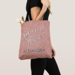Matron of Honor Pink Glitzer Brautparty Tasche<br><div class="desc">Matron of Honor Rose Gold Blush Pink Imitat Glitzer und Sparkle Hand Lettered Typografy Brautparty Party Bag. Diese Matron-Tasche kann in einer silberfarbenen,  eleganten Typografie mit dem Namen der Ehrenmatrone versehen werden.</div>