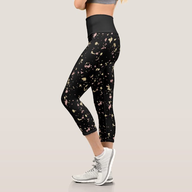 Matte Gold und Rose Gold Flakes Black Capri Leggings (Links)