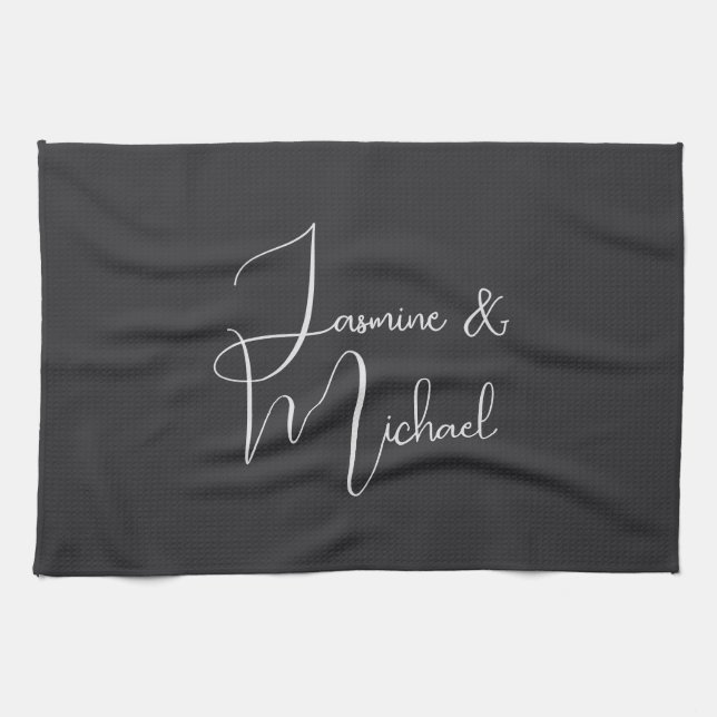Matte schwarze Handschrift Paar Namen Hochzeit Geschirrtuch (Horizontal)